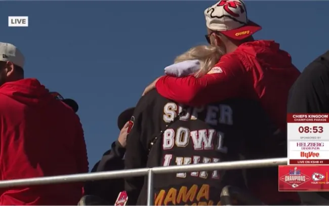 Travis Kelce abrazando a su madre, Donna Kelce, en el desfile de los Kansas City Chiefs.