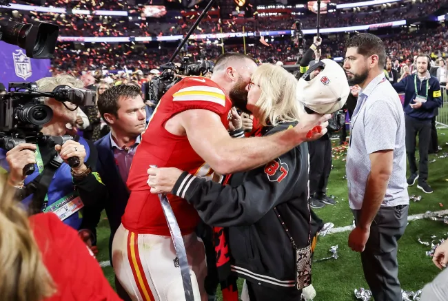 Donna Kelce Travis Kelce celebra después de 2024 su victoria en el Super Bowl.