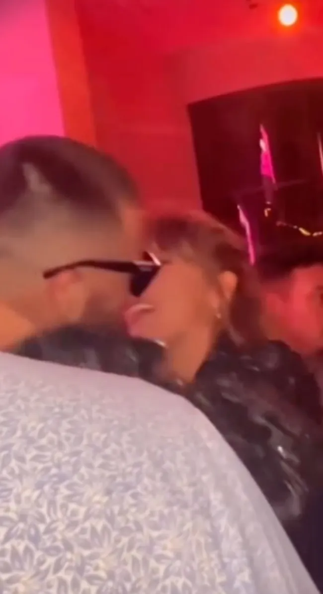Imagen borrosa de Taylor Swift y Travis Kelce besándose en un club