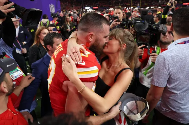 Travis Kelce besando a Taylor Swift en el Super Bowl.