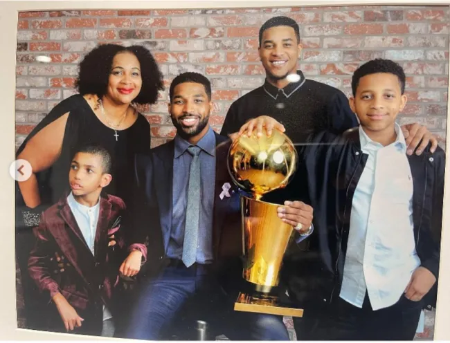 Tristan Thompson y sus hermanos con su mamá y su trofeo de baloncesto.