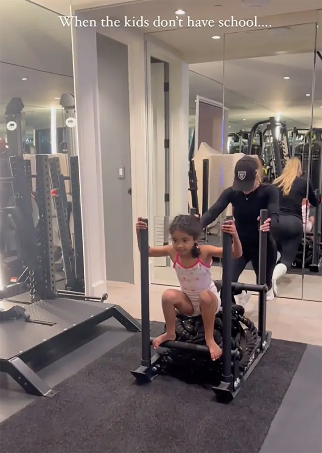 Khloe Kardashian empuja un trineo mientras su hija, True, se sube a él.