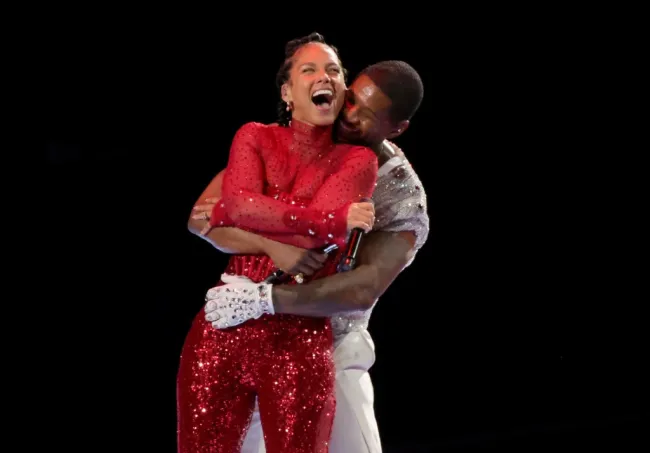 Alicia Keys y Usher en el escenario del Super Bowl.