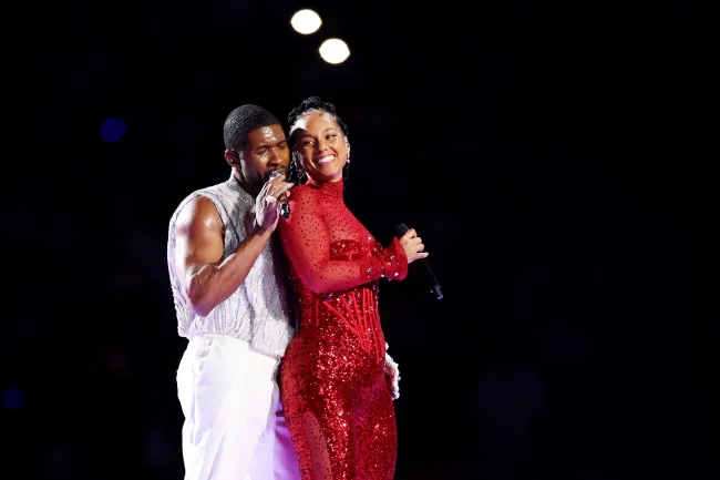 Alicia Keys y Usher en el escenario del Super Bowl.
