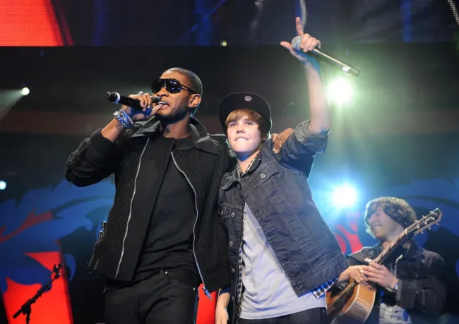 Usher actuando con Justin Bieber en 2009