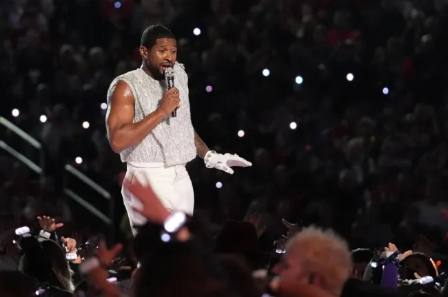 Usher actuando en el Super Bowl LVIII