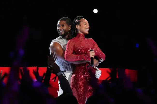 Usher y Alicia Keys actuando