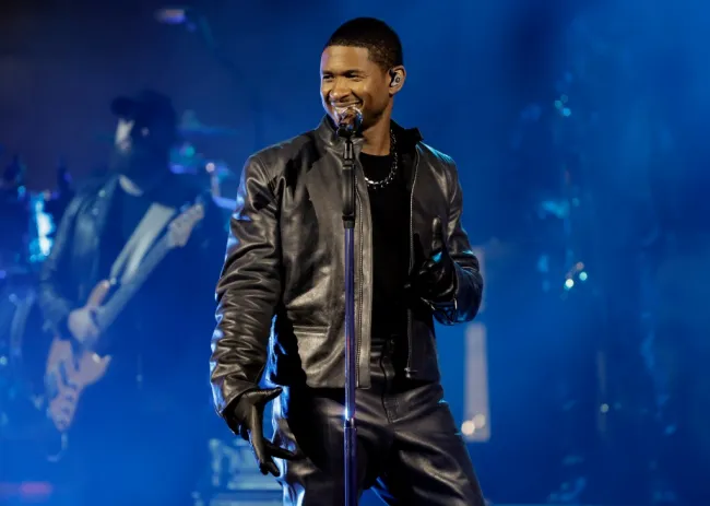 Una foto de Usher actuando