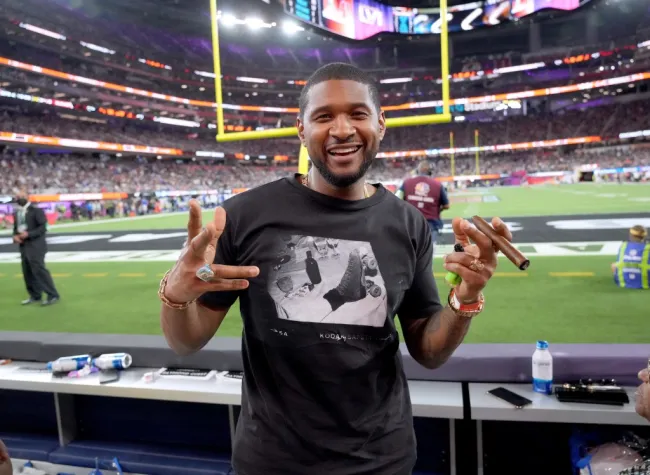 Una foto de Usher en el Super Bowl