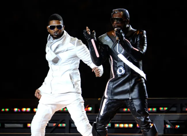 Una foto de Usher y The Black Eyed Peas