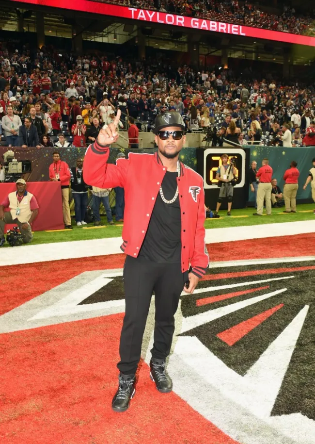 Una foto de Usher asistiendo a un Super Bowl anterior.