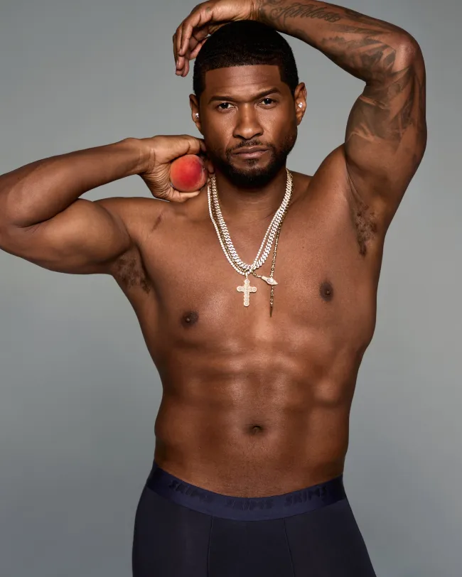 Usher vistiendo boxers y sosteniendo un melocotón.