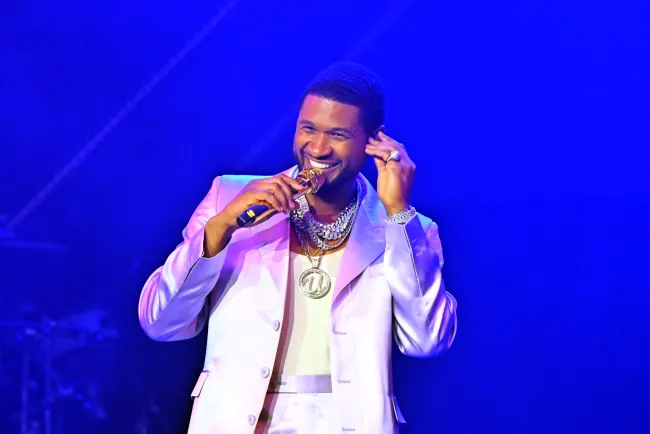 Una foto de Usher en el escenario actuando.