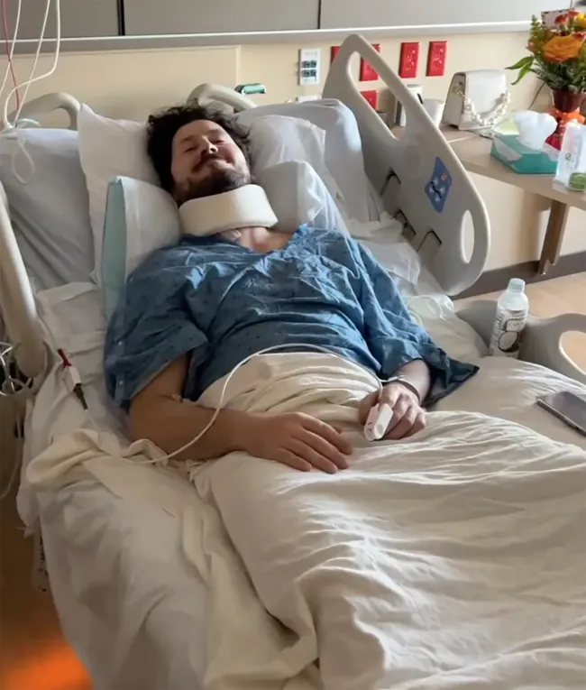 Val Chmerkovskiy en una cama de hospital