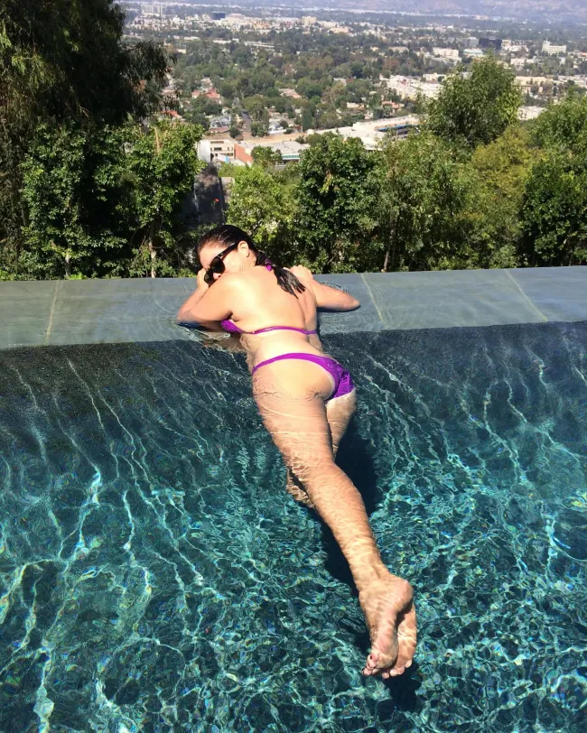 Valerie Bertinelli en bikini morado.