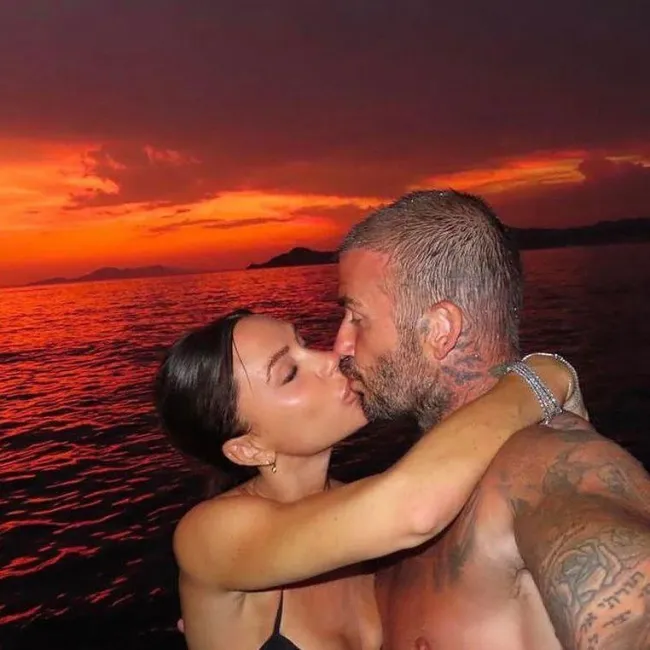 David y Victoria Beckham se besan frente a un precioso atardecer en la playa.