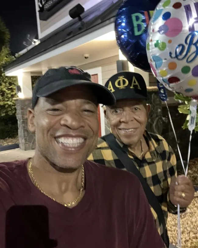selfie de tommy williams y su padre sosteniendo globos