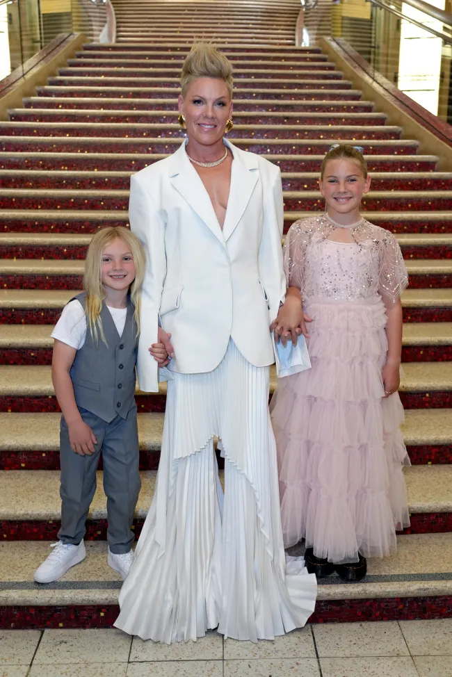 Pink y sus hijos, Willow y Jameson, en los iHeartRadio Music Awards 2023.