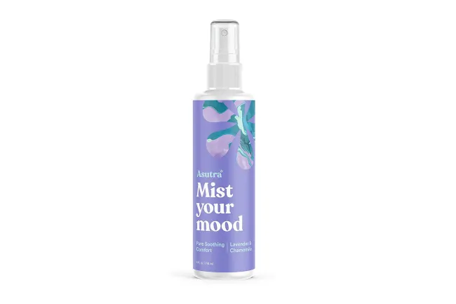 Una botella de spray púrpura de niebla de aromaterapia.