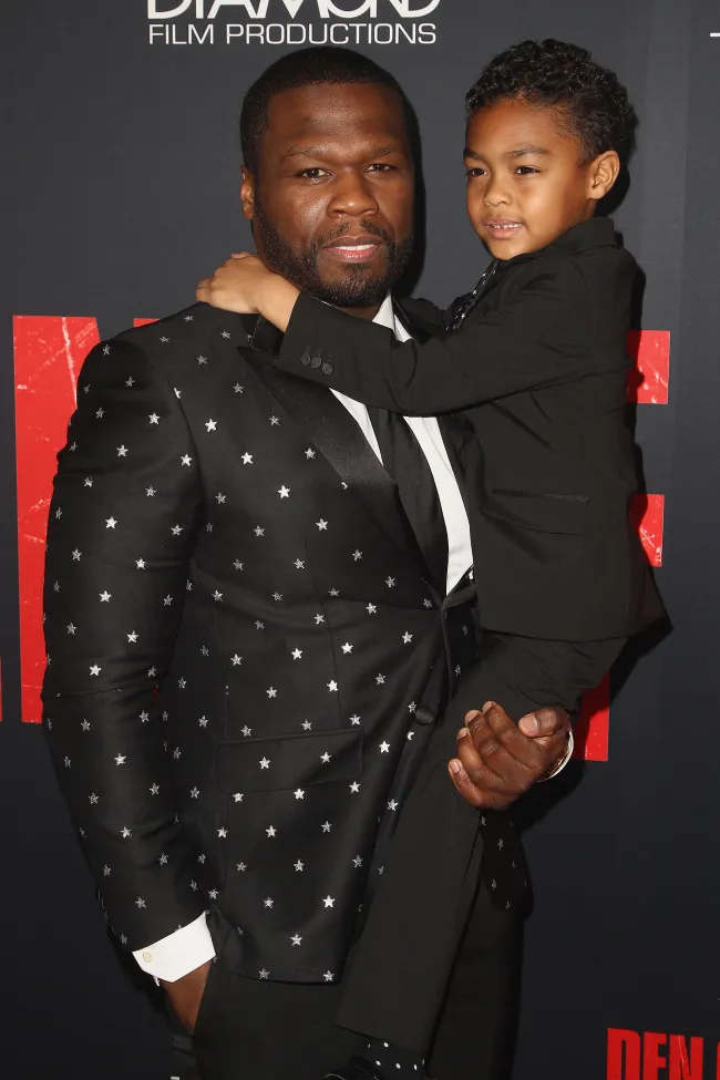 50 Cent llevando a su hijo Sire