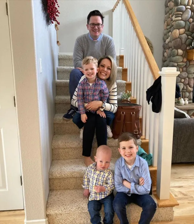 Dylan Dreyer posando con su marido y sus tres hijos.