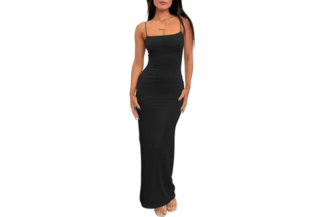 Una modelo con un vestido largo negro.