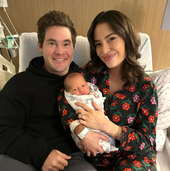 Adam Devine y Chloe Bridges con su recién nacido