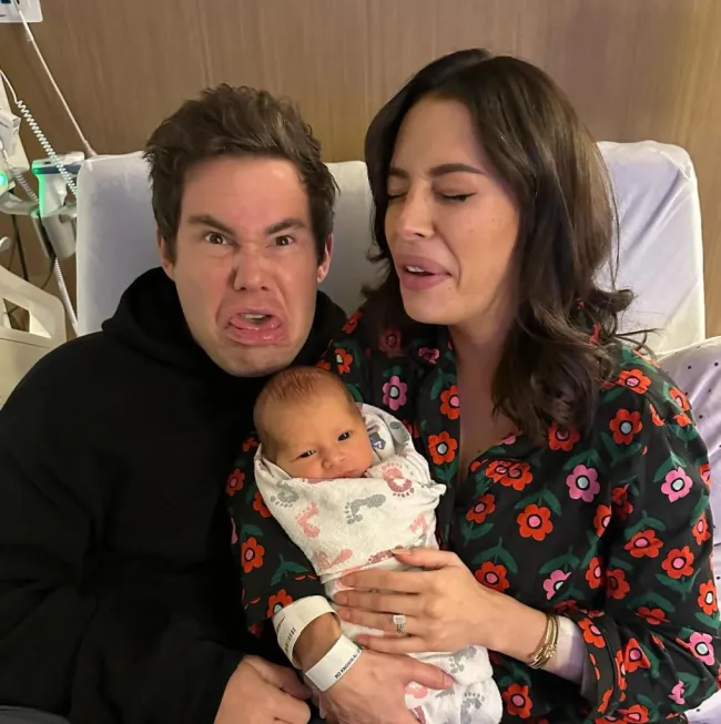 Adam Devine y Chloe Bridges con su novio recién nacido