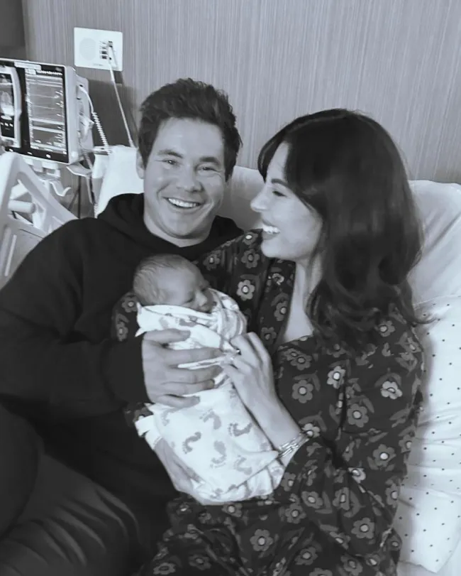 Adam Devine y Chloe Bridges con su novio recién nacido