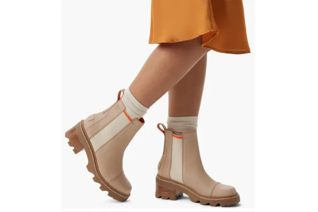 Un modelo con botas Chelsea Sorrel beige