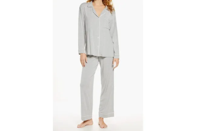Una modelo en pijama gris.