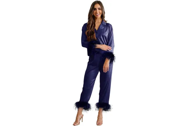 Un modelo en pijama de plumas azul marino.
