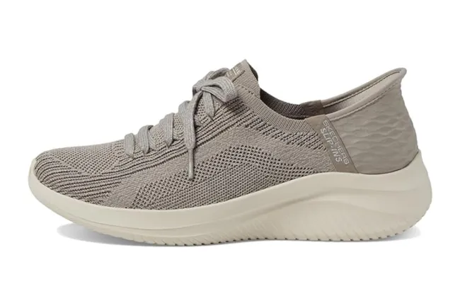 Una zapatilla Skechers beige