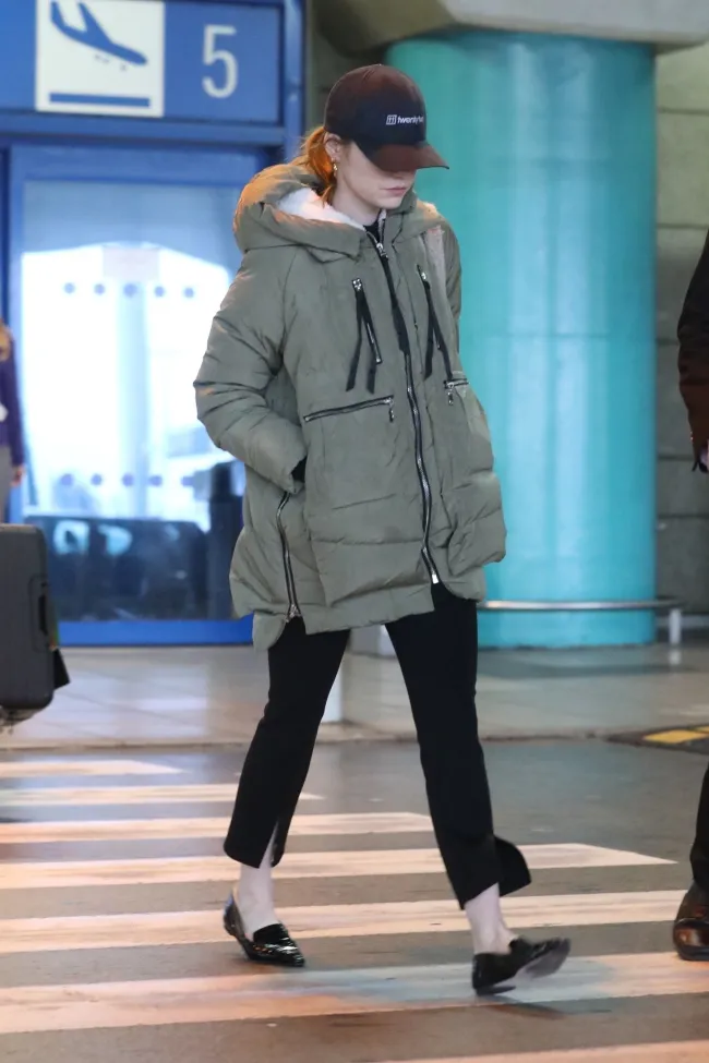 Emma Stone con un abrigo acolchado verde