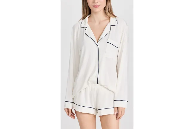 Una modelo en pijama blanco.