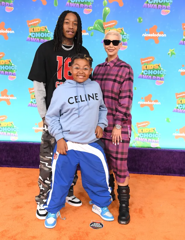 Wiz Khalifa, AMber Rose y su hijo, Sebastian, en los Nickelodeon's Kids' Choice Awards 2023.