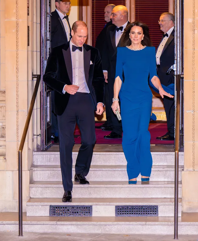 El príncipe Guillermo y Kate Middleton bajando las escaleras.