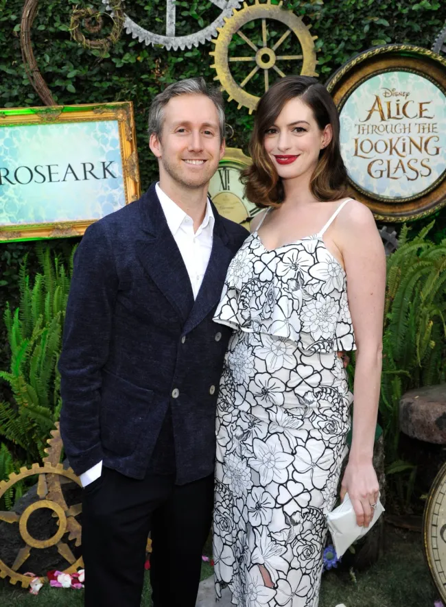 Anne Hathaway con su marido, Adam Shulman.