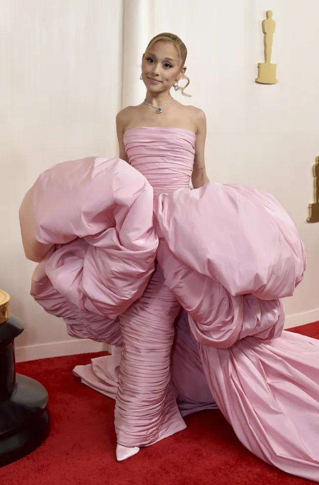 Ariana Grande con un vestido rosa