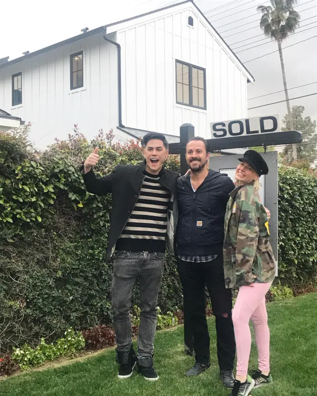 Tom Sandoval y Ariana Madix posando afuera de su casa
