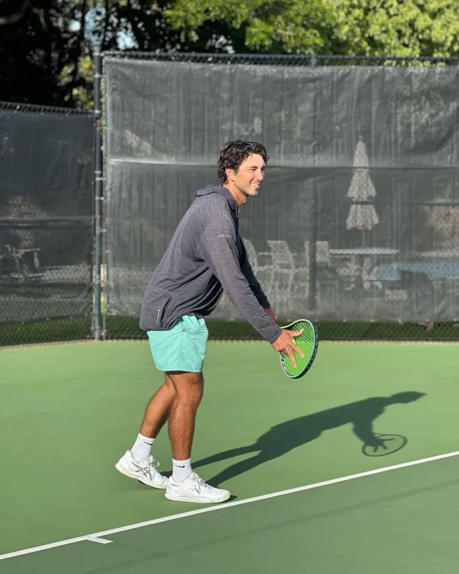 Joey Graziadei jugando tenis