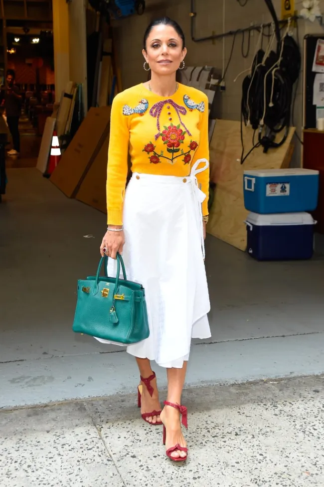 Bethenny Frankel en Nueva York con una falda larga blanca y un top amarillo.