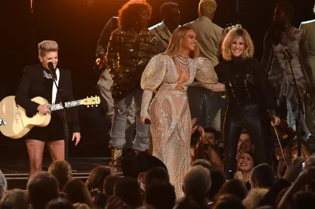 Beyoncé actuando con las Dixie Chicks en 2016.
