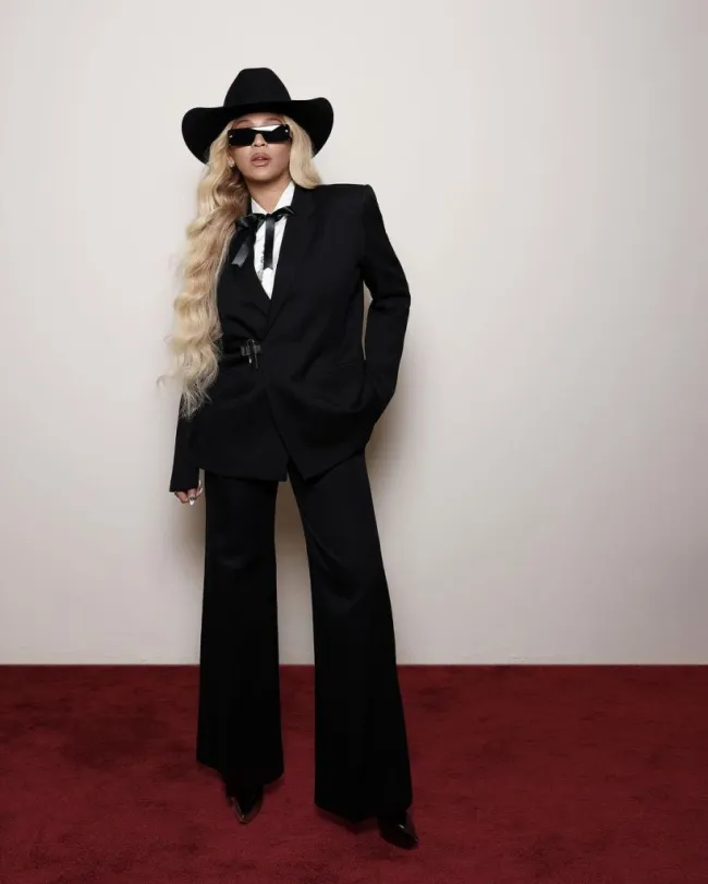 Beyoncé luce traje negro y sombrero de vaquero para la Fiesta Dorada de los Oscar 2024