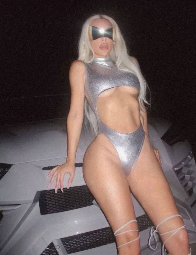 kim kardashian en traje de baño metalizado