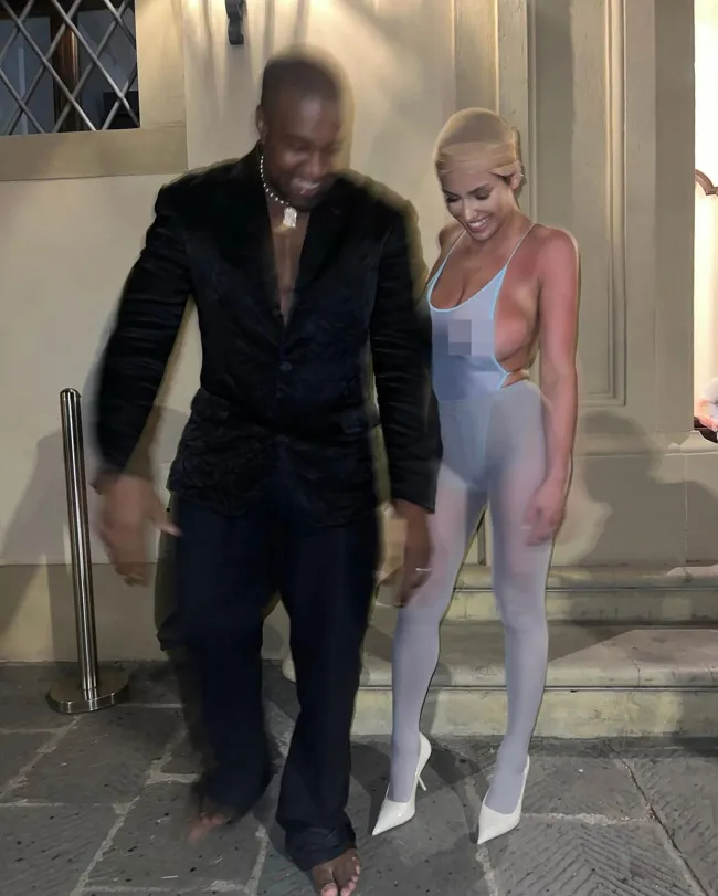 Kanye West y Bianca Censori con un mono transparente