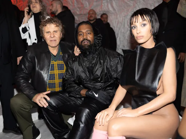 Renzo Rosso, Kanye West y Bianca Censori sentados juntos.