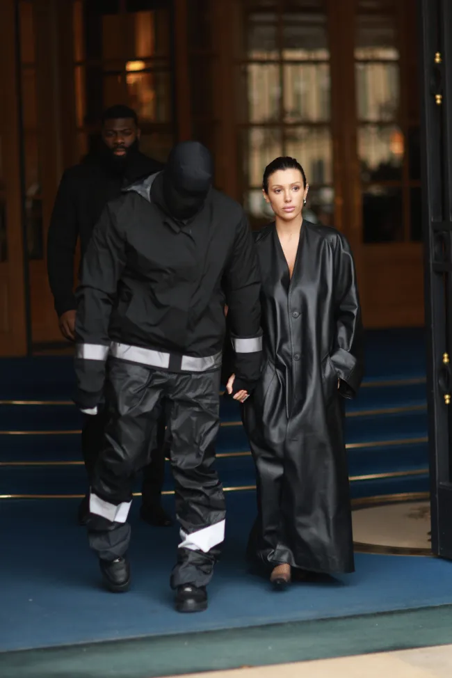 Kanye West y Bianca Censori caminando juntos