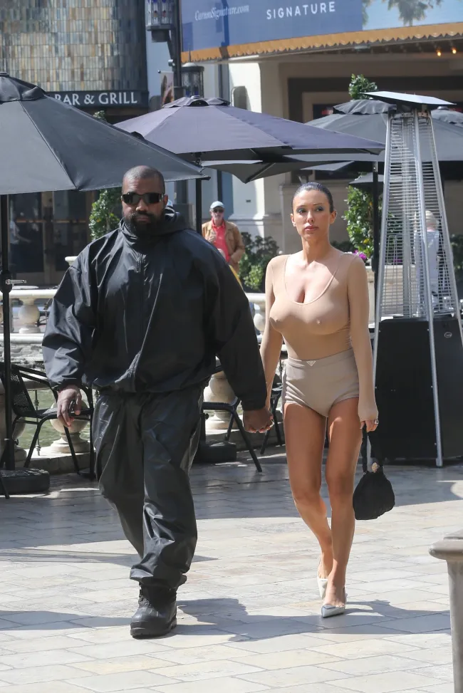 Bianca Censori con Kanye West.