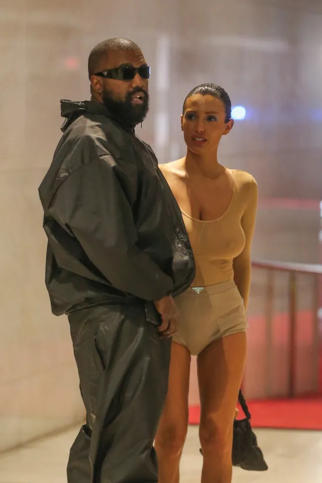 Bianca Censori con Kanye West.